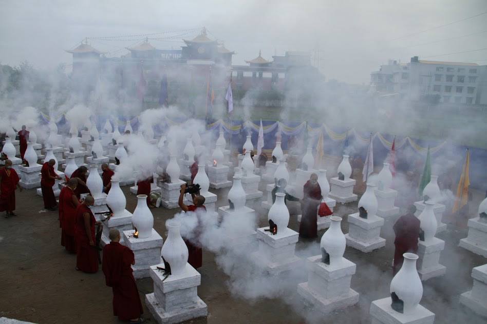 devotion2 Patrul Rinpoche: Riguardo alle azioni, l’intenzione è di gran lunga il fattore determinante per giudicare se esse possano ritenersi positive o negative, lievi o fatali.