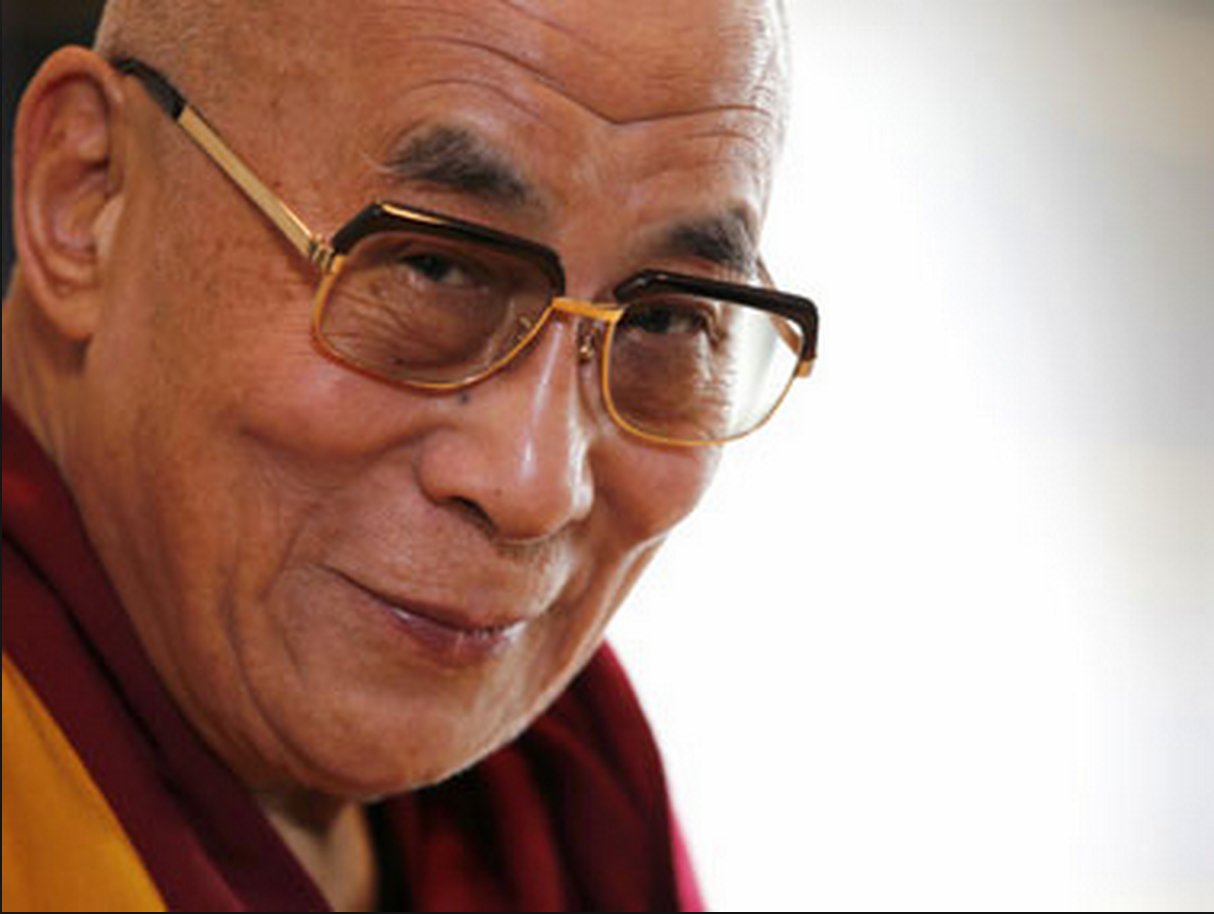 Sua Santità il XIV Dalai Lama: Tramite la mente dell’emersione definitiva che ricerca la pace della liberazione Da tutte le sofferenze e possedendo la radice, la grande compassione Che è il desiderio illimitato di proteggere tutti i migratori, Possa ottenere la trasformazione magnifica della Bodhicitta spontanea.