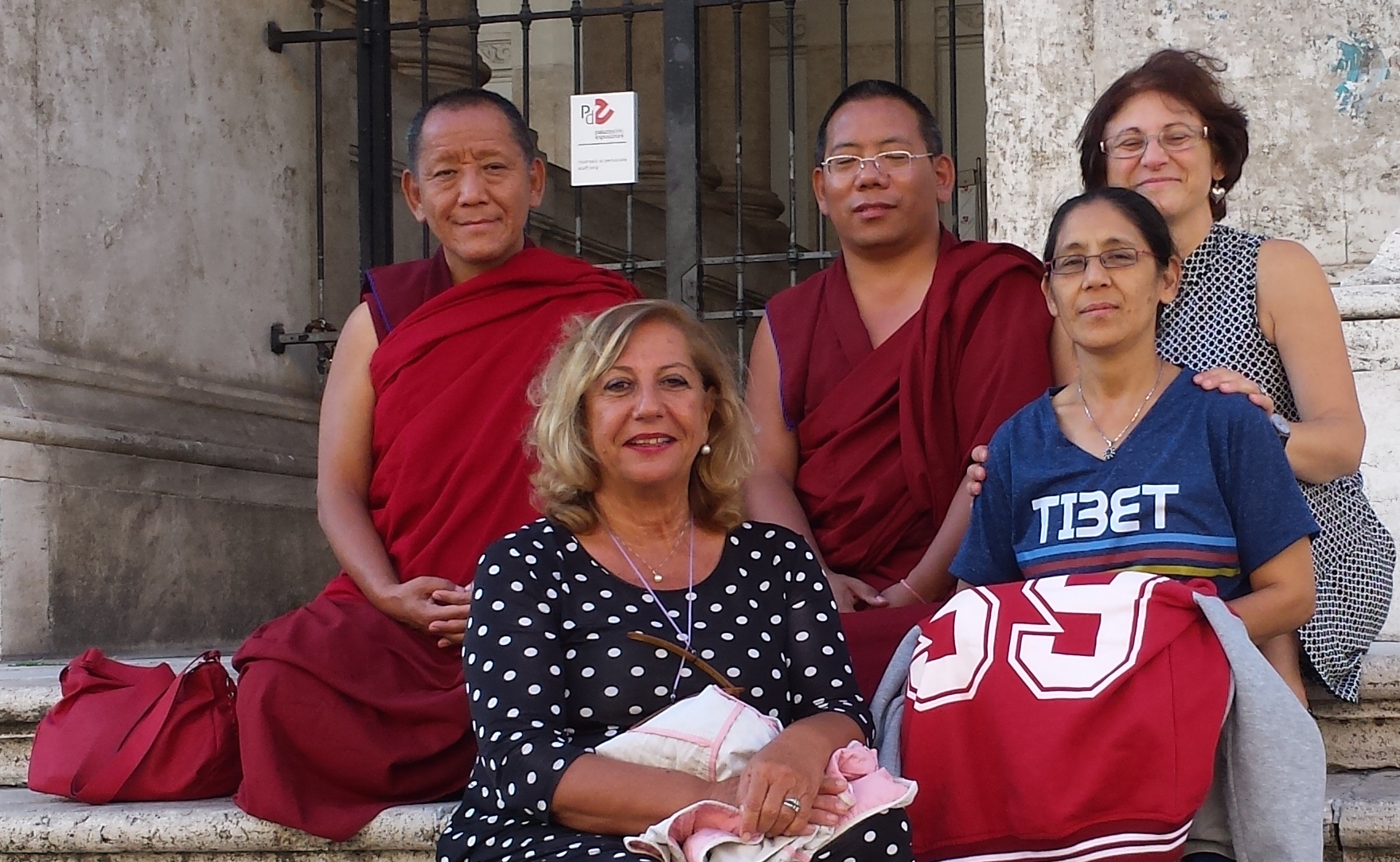 Ven Chusang Rinpoche: Qual'è il vero problema all'origine della sofferenza? Ven Chusang Rinpoche col Ven. Lobsang Donden, sua sorella Dechen, la Dr.ssa Alessandra Vannelli e Graziella Romania