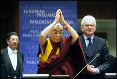 Sua Santità il Dalai Lama saluta il Parlamento Europeo, gli è accanto il Presidente Hans Gert-Pöttering