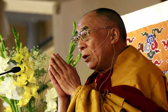 sua-santita-il-dalai-lama-apre-la-sessione-di-preghiere-a-dharamsala