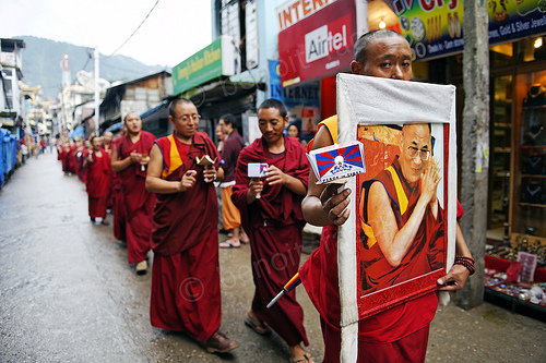 La pacifica marcia delle candele promossa a Dharamsala da migliaia e migliaia di monaci tibetani
