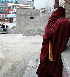 A Lhasa un monaco cerca di sfuggire alle retate della polizia cinese 