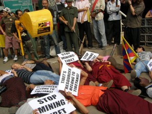 Manifestazione a Dharamsala India contro lo scempio ambientale causato dall'indiscriminato sfruttamento minerario in Tibet