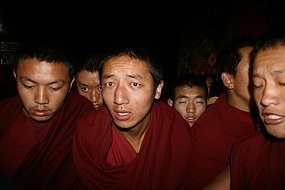Si fa sempre più difficile la vita dei monaci tibetani in Tibet.