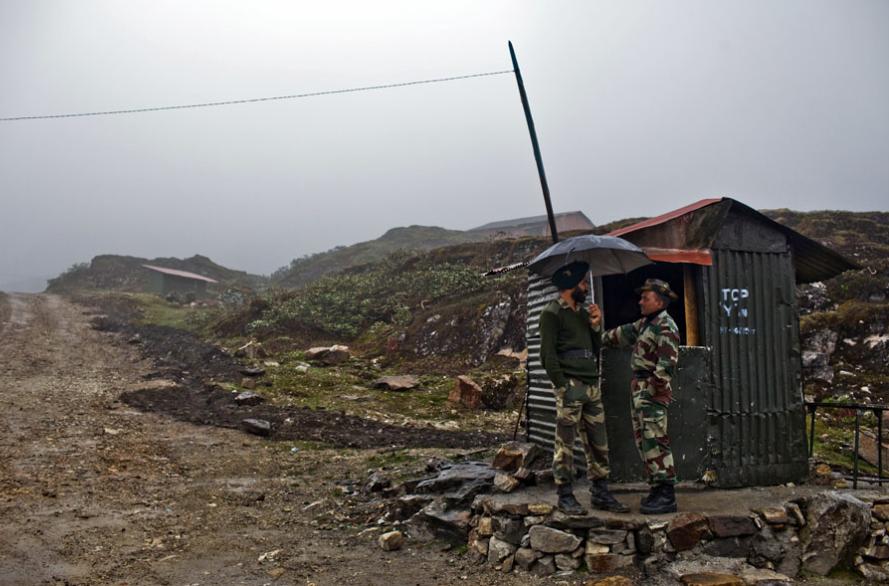 Uno degli ultimi check point indiani ai confini ccon la Cina nell'Arunachal Pradesh a Tawang
