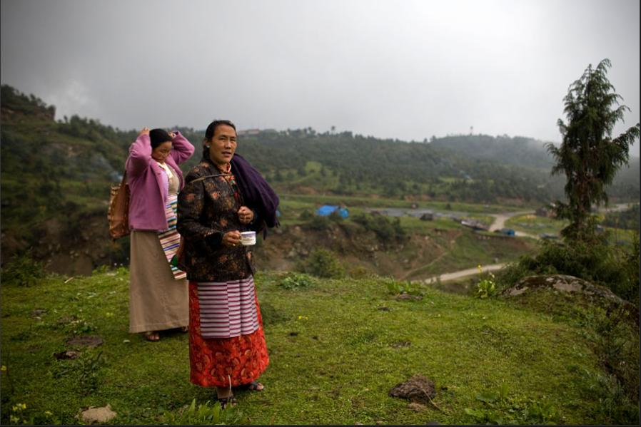 Tawang Arunachal India: Pema e Dolma guardano lontano verso l'incerta frontiera con la Cina, un tempo era la via verso il territorio del Tibet.