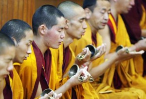 Si fa sempre più ardua la possibilità dei monaci tibetani di praticare la loro fede in Tibet.