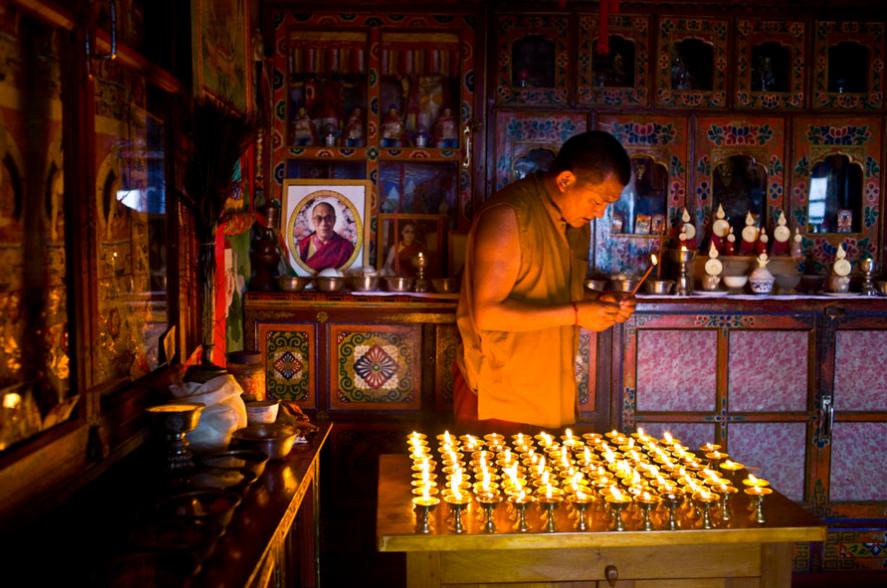 Al monastero di Tawang ilmonaco Tenzing fa l'offerta delle luci
