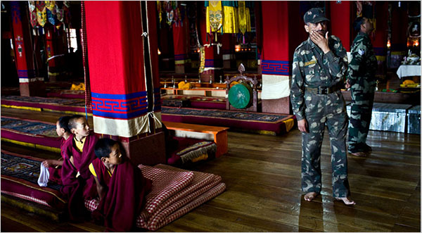 Soldati indiani in pellegrinaggio nel monastero buddista di Tawang