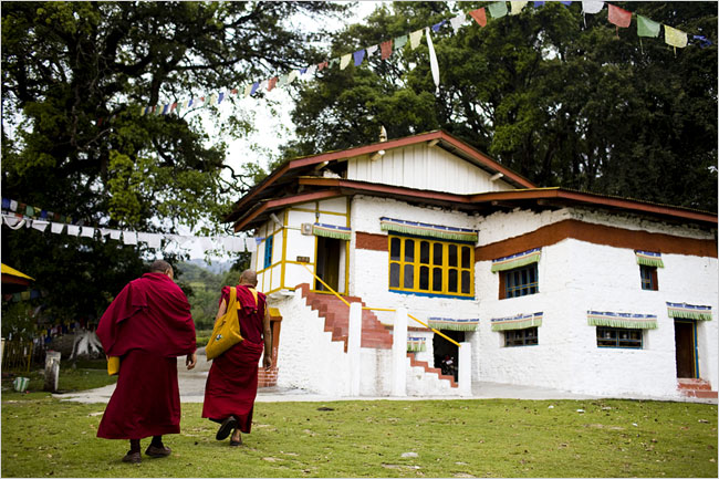 Bandiere di preghiera sventolano sulla casa che vide l'infanzia del VI Dalai lama