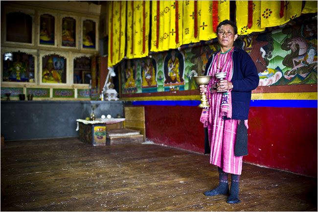 Pasang da anni offre le sue lampade di burro al cenotafio del VI Dalai Lama