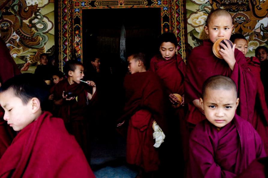 Monaci novizi alla preghiera del mattino nel monastero di Tawang