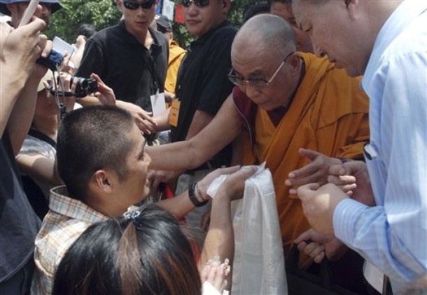 il Dalai Lama al villaggio di Shiao Lin, ora ridotto a un ammasso di fango e detriti, ed ha pregato assieme ai superstiti della tragedia