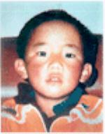 Nel 1995 il Dalai Lama riconobbe come 11ma reincarnazione del Panchen Lama il piccolo Gedhun Choekyi Nyima, di 6 anni, nella foto. Le autorità cinesi lo hanno fatto sparire e nessuno sa dove sia.