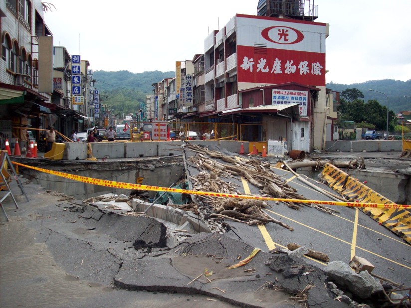 Sua santitàil Dalai Lama ha portato solidarietà e conforto a Taiwan nei luoghi colpiti dal tifone Morakot che ha ucciso almeno 600 persone e distrutto interi villaggi sommersi sotto montagne di fango e pietre.