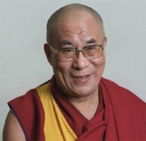 Il Dalai Lama in visita a Taiwan per consolare e pregare per le vittime del tifone Morakot.