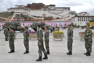 Soldati cinesi presidianolapiazza del Potala a Lhasa