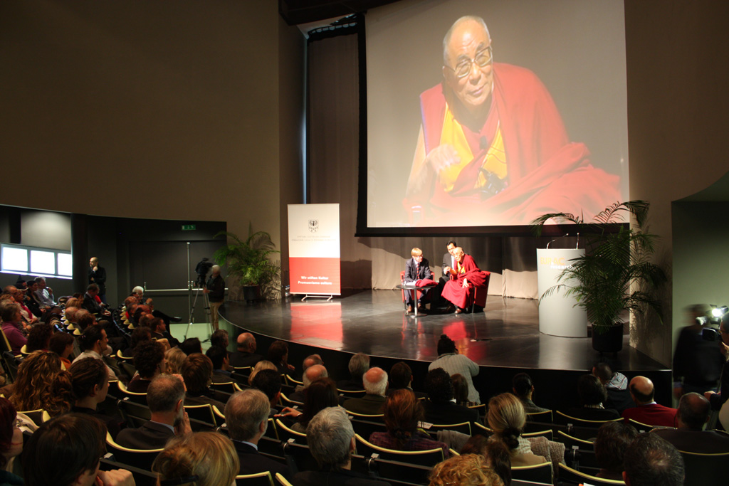 Sua Santità il Dalai Lama nel corso del suo intervento a Trento