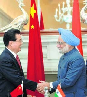 La stretta di mano tra ilPresidente indiano Singh ed il suo omonimo cinese Hu 