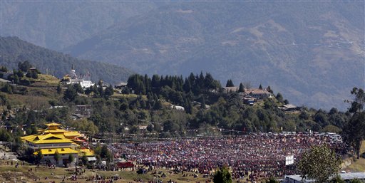 Migliaia di monaci e di devoti davanti al monasterodi Tawang ascoltano Sua Santitàil Dalai Lama