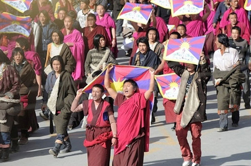 I festeggiamenti per i 60 anni della Repubblica popolare cinese sono la celebrazione di “60 anni di violenze, bugie e oppressioni contro i popoli del Tibet, del Turkestan orientale e della Cina”. È quanto affermano i leader del Congresso dei giovani tibetani (Cgt)