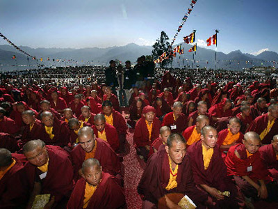Oltre 30mila devoti buddhisti hanno ascoltato questa mattina la preghiera recitata dal Dalai Lama nel monastero di Tawang, cittadina dello Stato settentrionale dell’Arunachal Pradesh al confine fra il Tibet e l’India. 