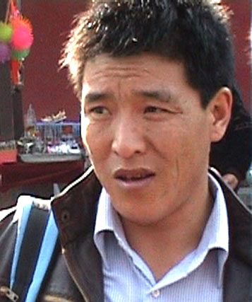 Dhondup Wangchen, trentacinque anni, fu arrestato il 26 marzo 2008 assieme al suo assistente, il monaco Jigme Gyatso, per aver girato, in Tibet, il film Leaving Fear Behind, un documento sulla vita e le aspirazioni dei tibetani alla vigilia dei Giochi Olimpici. 