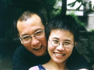 Il 25 dicembre il Tribunale di Pechino ha condannato il dissidente Liu Xiaobo, a sinistra con la moglie, a 11 anni di carcere per “incitamento alla sovversione” per avere scritto “Carta 08”, documento che chiede al governo il rispetto dei diritti umani riconosciuti nella Costituzione cinese e riforme democratiche. Liu è in carcere dall’8 dicembre 2008.