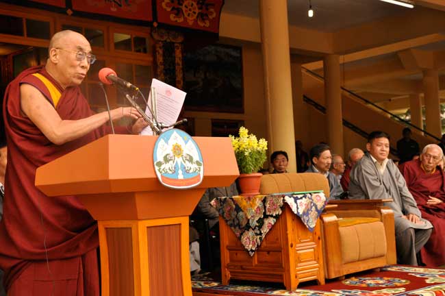 Sua Santità il Dalai Lama il 10.03.2010 mentre  tiene a Dharamsala, India, al popolo tibetano in esilio il discorso in occasione del 51° anniversario dell'insurrezione del Tibet 