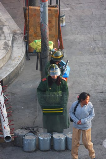 poliziotti cinesi pattugliano Lhasa. Secondo dati di Tchrd sono migliaia i tibetani detenuti dalle autorità cinesi, senza che siano formulate accuse specifiche a loro carico.