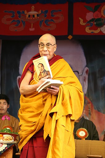 Sua Santità il Dalai Lama presenta il 30 dicembre 2009 a Dharamsala il nuovo libro per ricordare la figura del Panchen Lama, in occasione del 20° anniversario della sua misteriosa morte. 