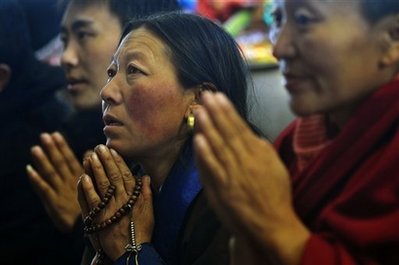 Si calcola che negli ultimi sei mesi siano stati arrestati in Nepal più di trenta tibetani fuggiti dal Tibet e diretti a Dharamsala. 