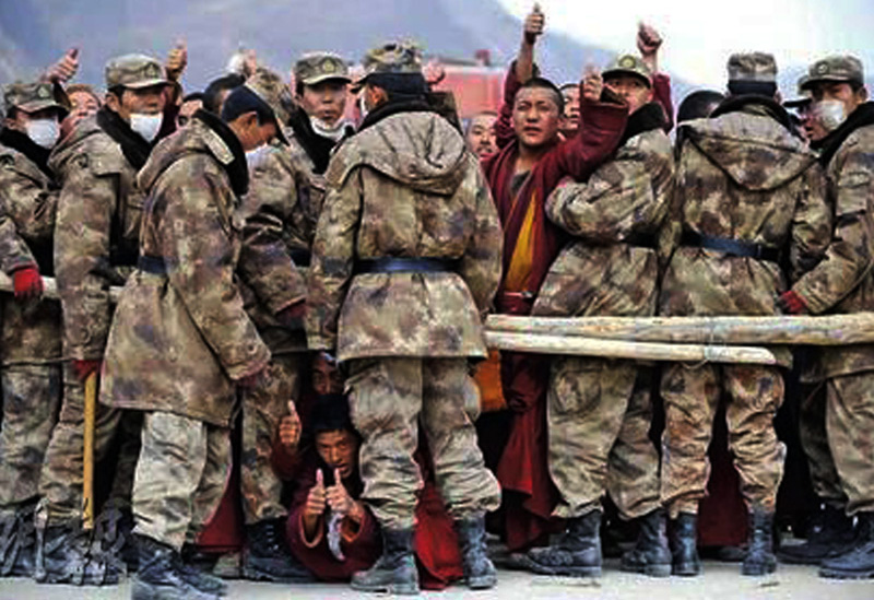 Soldati cinesi bloccano i monaci dei monasteri della regione di Yushu nel Kham che intendono portare aiuto alle popolazioni terremotate