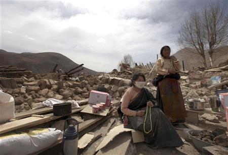 Donne tibetane tra le macerie delle loro case a Gyegu, Yushu