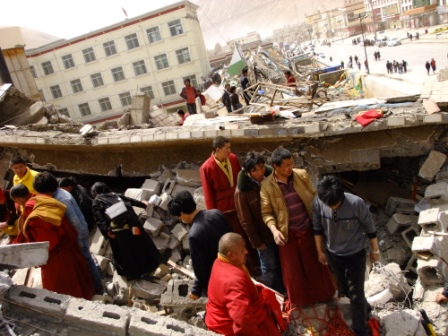 Dal 2006 decine di migliaia di nomadi tibetani sono stati deportati nelle città e obbligati a lasciare le loro tende e i loro armenti per essere forzatamente urbanizzati