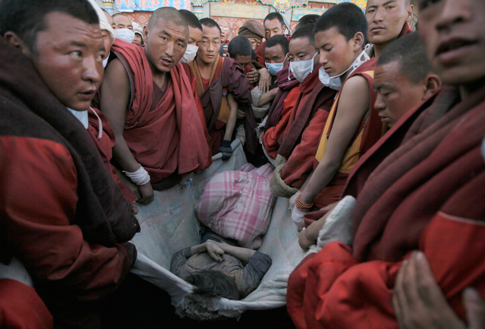 I monaci tibetani della zona, i primi ed i più attivi nel portare degli aiuti effettivi, dicono che le vittime del terremoto sono tra 4 e 10mila, basandosi sulle preghiere chieste dai familiari e sul numero dei corpi cremati, e non 2.220 come indicato dalle autorità cinesi.