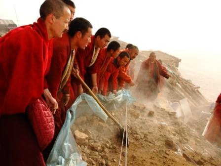 Monaci tibetani impegnati a salvare i sopravvissuti: ora le autorità cinesi li cacciano via.