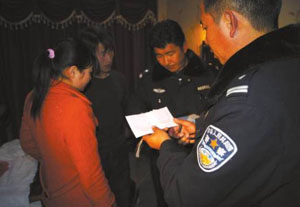 La polizia cinese ferma i ragazzi tibetani.
