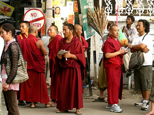 Il fondatore dell’istituto Khenpo Jigme Phuntsok è morto per cause mai chiarite durante il ricovero in un ospedale di Chengdu, il 7 gennaio 2004.