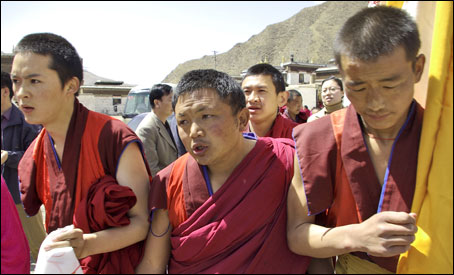 Con Samdup Gyatso è il secondo arresto di un tibetano che chiede una corretta gestione dei beni inviati dopo il terremoto del Qinghai, che ha ucciso migliaia di tibetani.