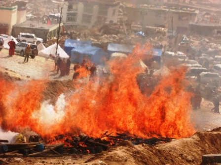 Sono oltre 10.000, stando alle fonti tibetane, i morti del terremoto di Yushu, che qui vediamo in una delle cremazioni di massa.