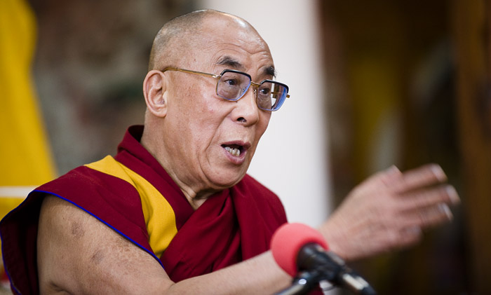 Sua Santità il Dalai Lama: “Non esiste un’istituzione legata al nome di Buddha né a quello di Nagarjuna. Restano gli insegnamenti, non le organizzazioni. Resteranno i miei pensieri, i miei libri, non l’istituzione”.