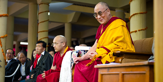 Sua Santità il Dalai Lama sorride benevolmente durante le celebrazioni per il suo 75° compleanno, a sinistra vediamo Sua Santità Gyalwa Karmapa.