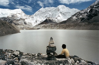 Nel distretto di Solukhumbu, alle pendici dell’Himalaya, centinaia di abitanti dei villaggi situati intorno al lago glaciale Imja (nella foto) hanno abbandonato le loro case per l'esondamento del bacino.