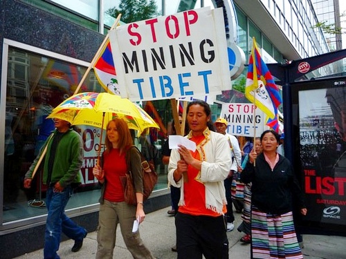 Dimostrazione contro lo sfruttamento minerario del Tibet.
