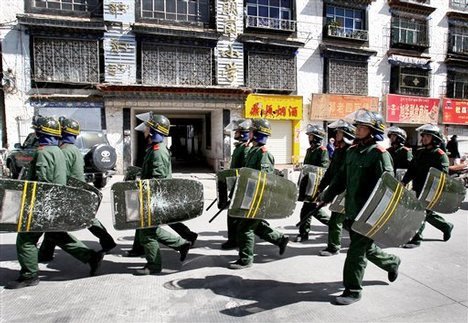 Lhasa: polizia cinese in assetto antisommossa in azione.