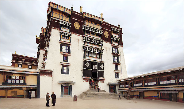Nel Palazzo del Potala a Lhasa, già residenza del Dalai Lama, sono banditi i ritratti del Premio Nobel per la Pace