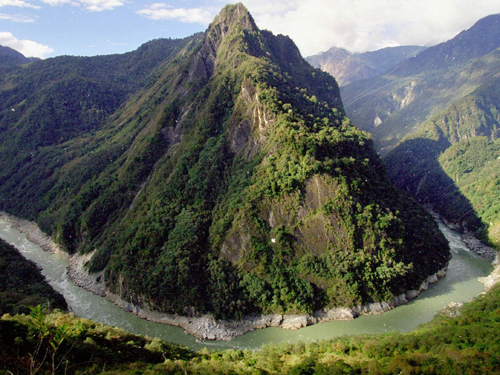 Il fiume Zangpo in Tibet, che in India Bangladesh diventa il Bramaputra.