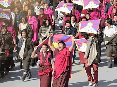 L’ultima iniziativa di Pechino è il tentativo di togliere il tibetano come lingua d’insegnamento in molte scuole tibetane, per sostituirlo con il mandarino cinese.